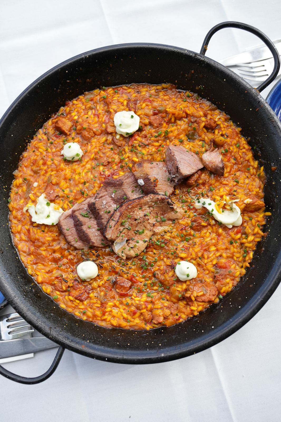 Paella El Ronqueo con tataki de ventresca de atún