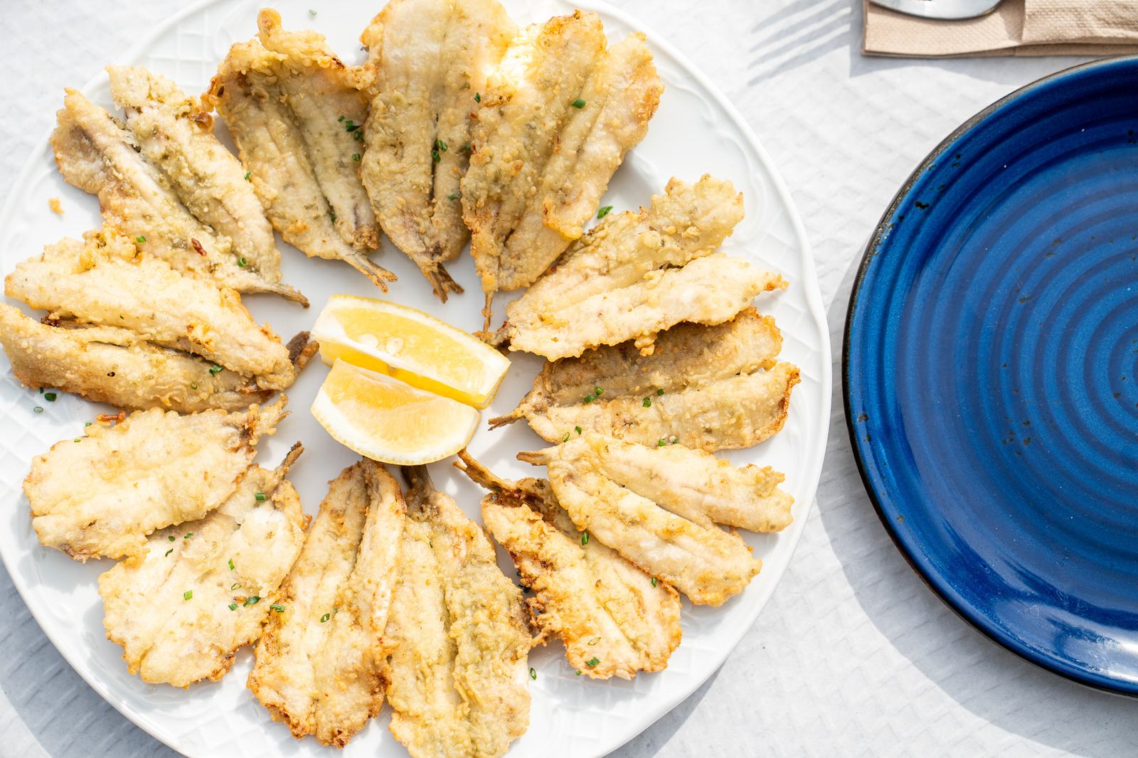 Pescado frito con limón