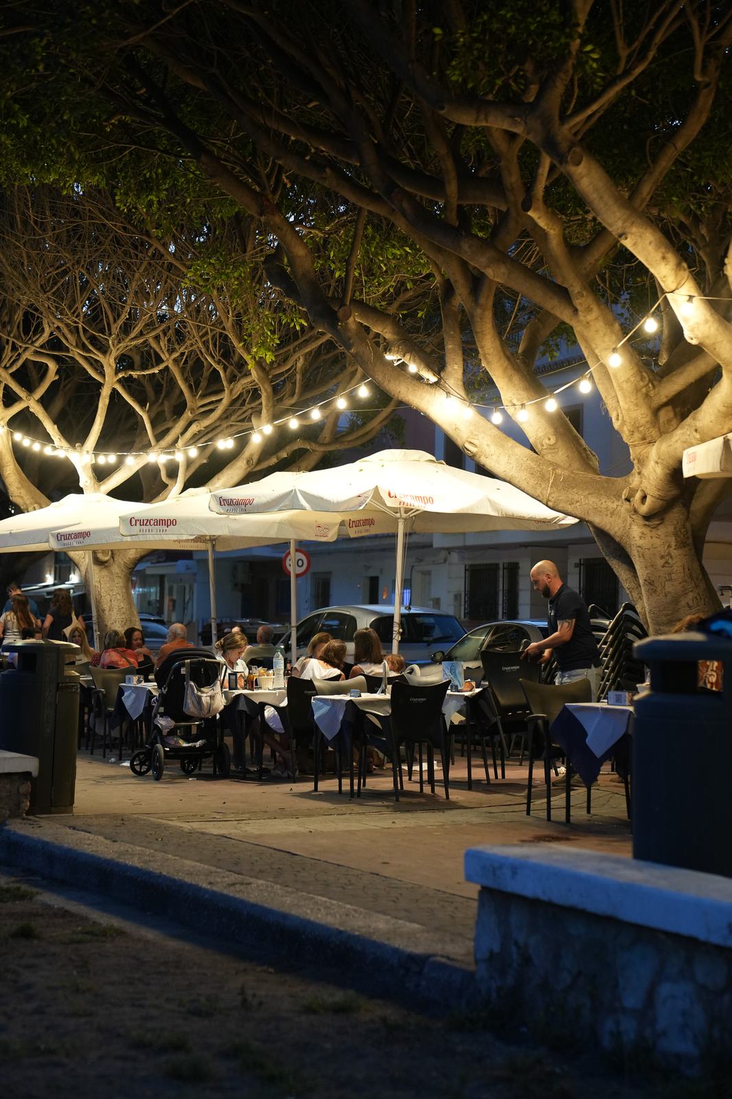 La terraza de noche bajo las luces