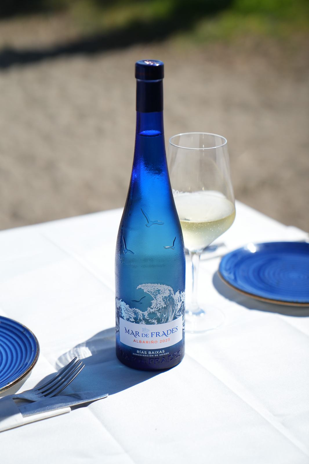 Botella de vino en la mesa