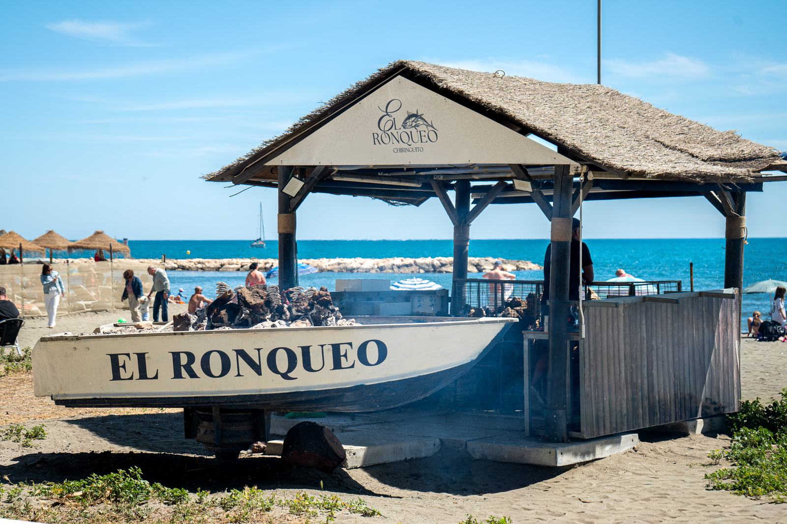 La barca de El Ronqueo en la arena de la playa de El Palo